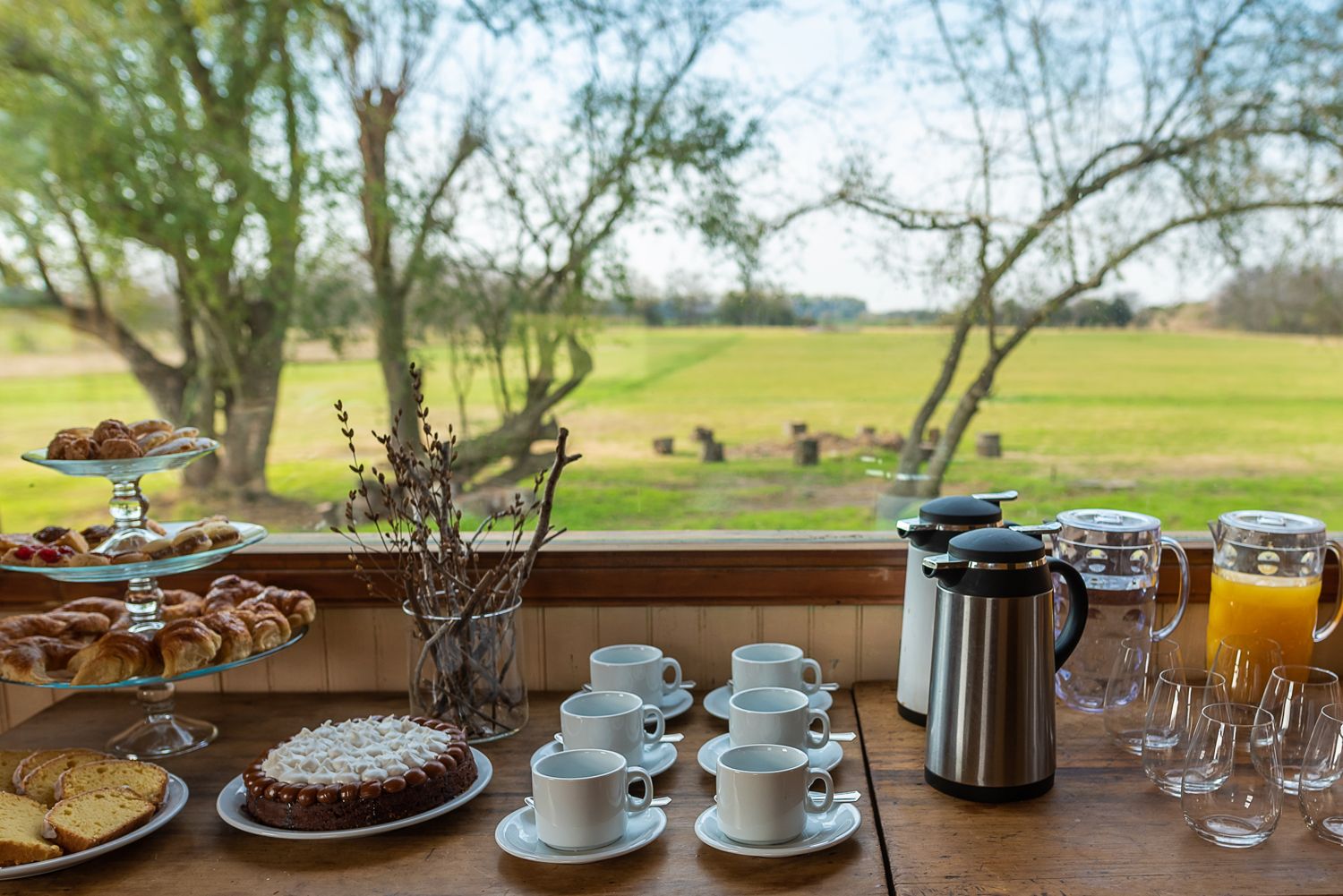 Mesa de coffee break con el campo de fondo