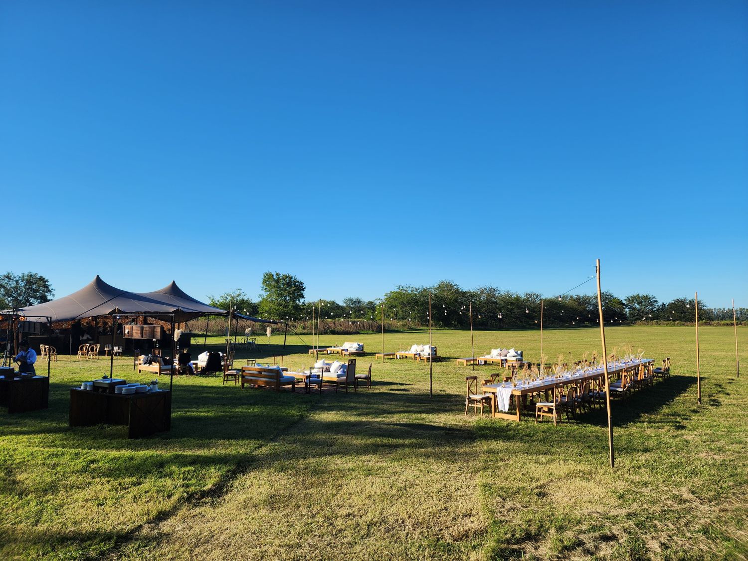 Mesa larga tendida en el parque para un evento