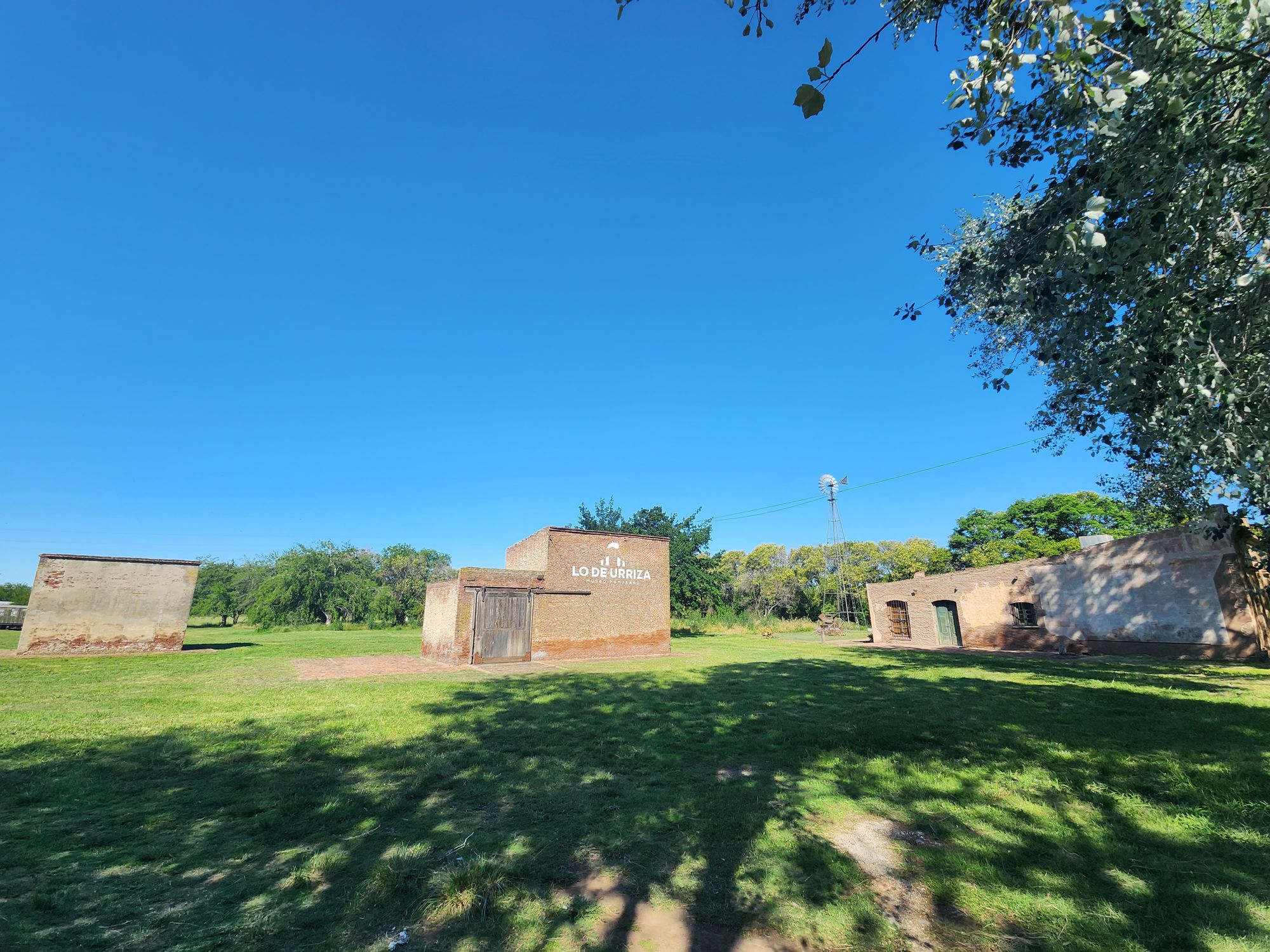 Edificios del Museo Pampeano Lo de Urriza sobre el parque