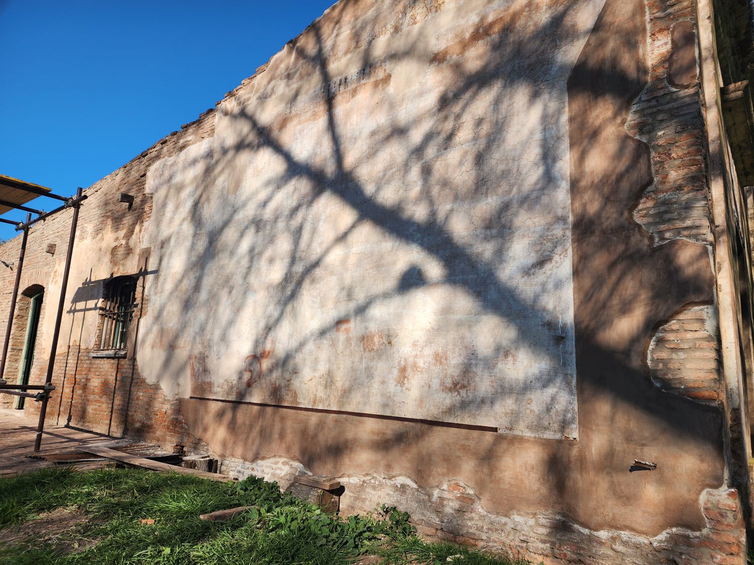 Pared de ladrillo y revoque antiguo del almacén