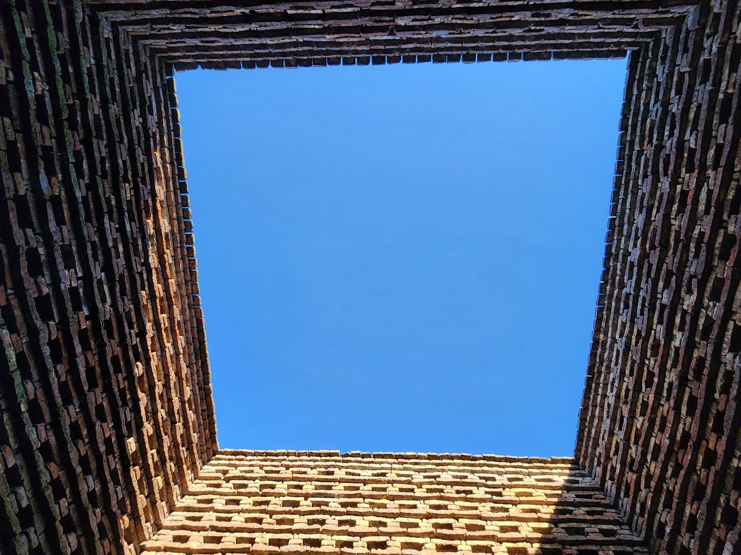 Vista hacia el cielo desde el interior del palomar de ladrillo
