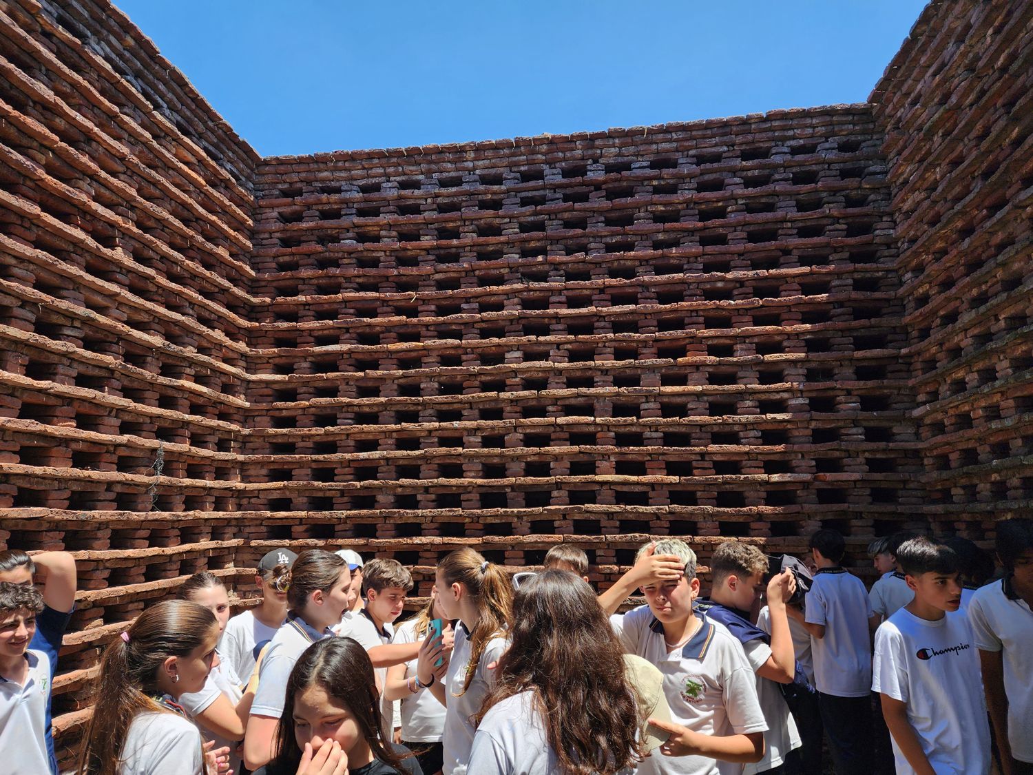 Un grupo de visitantes dentro del palomar